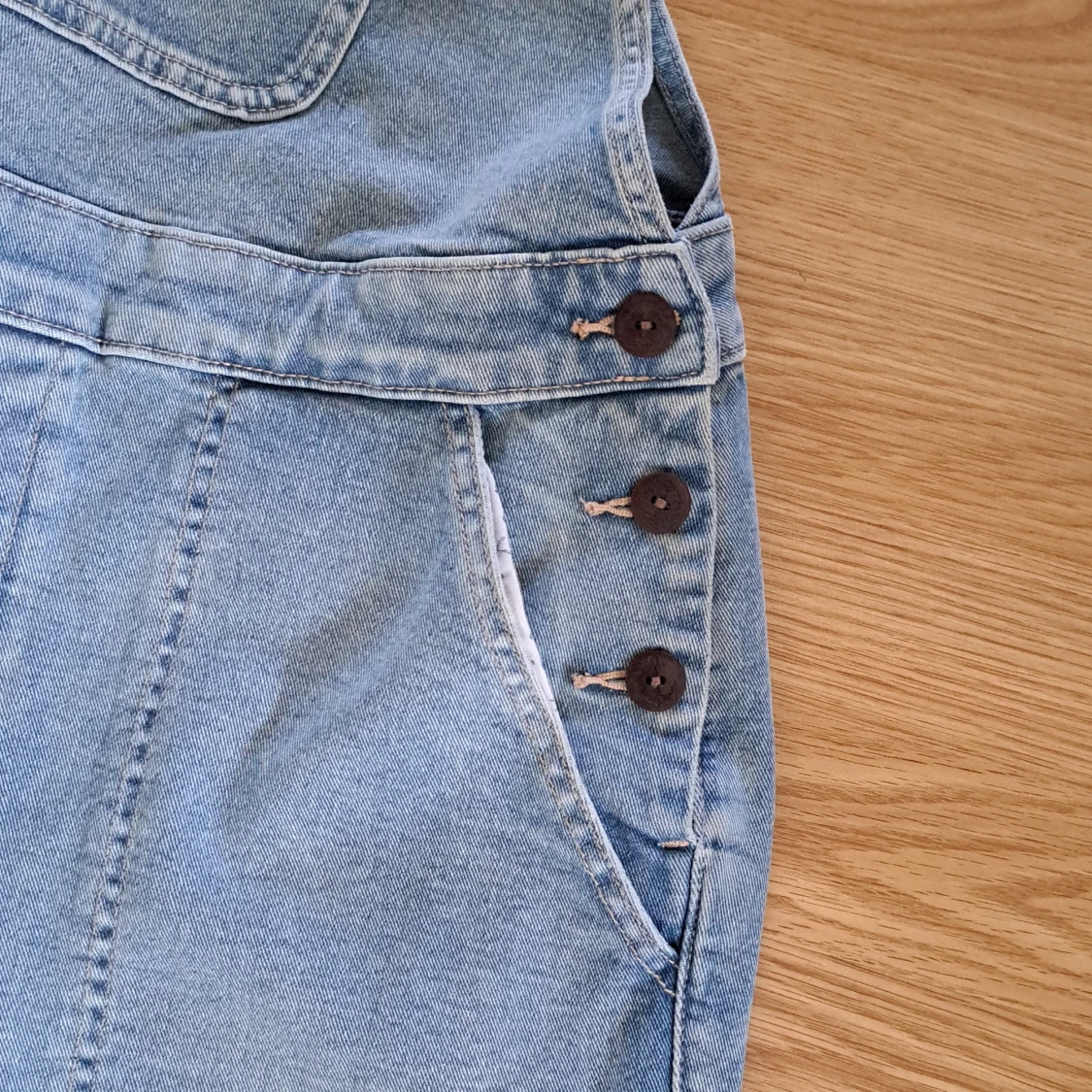 Ljusblå denim byxdress med broderi - 2