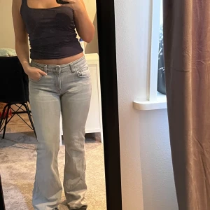 Grå bootcut jeans med hög midja - Super snygga ljusgrå jeans med bootcut-modell och låg/medel midja. Passar mig som är 150 bra, lite långa men funkar helt okej med skor. Storlek S men passar även xs. Hör av dig vid frågor🌸💕😊