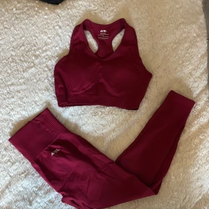 Bh + tights från AYBL - Säljer en vinröd sport-bh och tights från AYBL. Snygg racerback-modell med bred resår under bysten, perfekt för träning. Byxorna är i strl XS och bh-n är strl M. Båda passar mig som har strl S men skulle passa XS också då BH-n är liten i storleken. ALDRIG ANVÄNDA!! 100kr för båda 