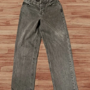 Jeans  - Tidlösa svarta jeans – en garderobsklassiker som passar till allt! Dessa svarta jeans har en perfekt passform och ett skönt material som gör dem bekväma att bära hela dagen. En mångsidig bas som kan stylas både casual eller mer uppklädd beroende på tillfälle. Inga fläckar eller slitage – redo för ny användning!