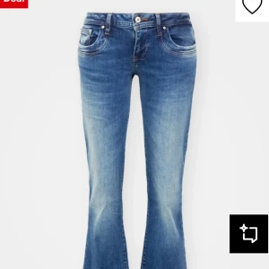 Blå bootcut jeans med utsvängda ben - Snygga blå jeans med bootcut-modell och utsvängda ben. Jeansen har klassisk femficksdesign, normal midja och är tillverkade i mjukt denimtyg. Perfekta för dig som gillar en retroinspirerad look med moderna vibbar. Jeansen har en lite mörkare blå färg än på bilden.❤️