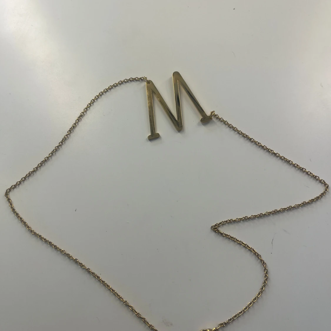 Guldigt halsband med bokstaven M - 1