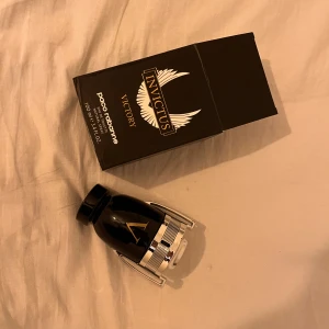 Paco Rabanne Invictus Victory 100ml - Paco Rabanne Invictus Victory Eau de Toilette 100 ml. Flaskan har en cool pokalform i svart och silver med ett stort V i guld. Kommer i en svart kartong med vita vingar och guldiga detaljer. Perfekt för dig som gillar stilrena och maskulina dofter.
