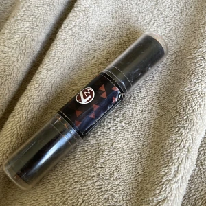 Contour och highlighter stick!  - Ett fint contour och highlighter stick från W7 i färgen natural. Jag säljer eftersom det inte är rätt färg för mig, jag har inte använt det så mycket men det är lite smutsigt - inget som inte går att tvätta bort! 