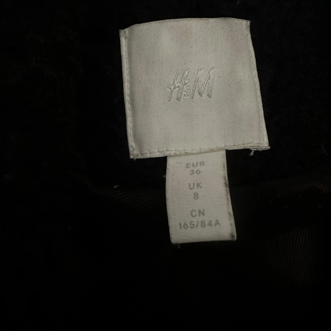 Svart teddyrock från H&M med bälte - 3