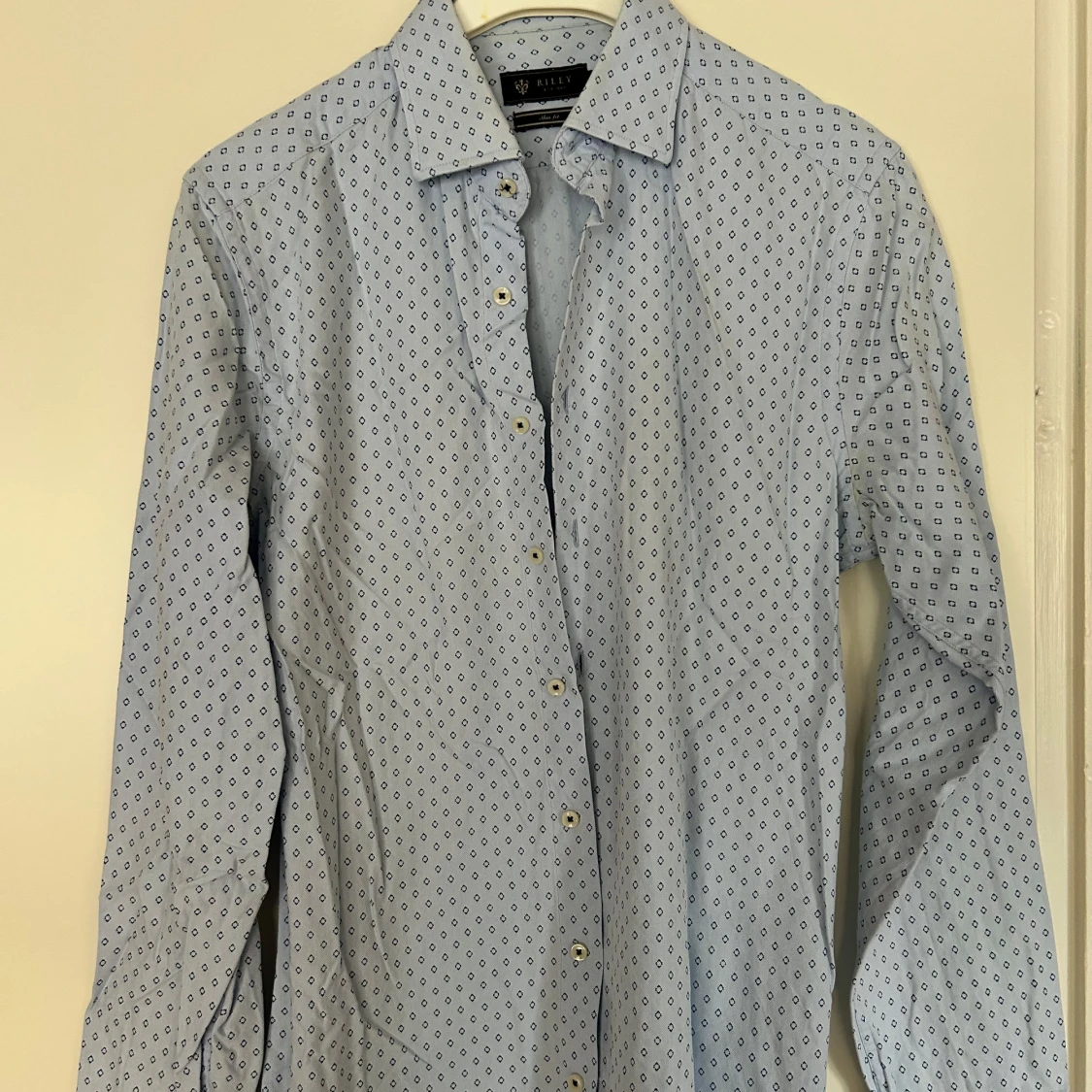 Ljusblå mönstrad skjorta från Riley