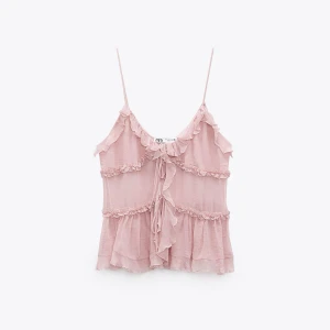 Ljusrosa volangtopp från Zara - Så söt topp från zara! Perfekt till sommaren. Helt slutsåld och finns inte att köpa längre.💕