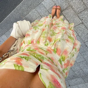 Sommarklänning - Så drömmig sommarklänning som tyvärr är för liten💔 använd 2 gånger och i nyskick! 