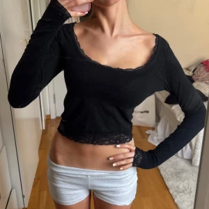 Svart croppad topp med spetsdetaljer🥰🥺 - Så himla söt o najs basic topp från Hollister, säljs inte längre❤️❤️🥰
