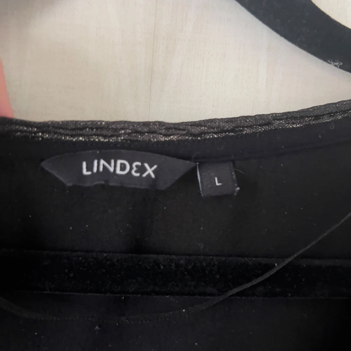 Glittrig svart topp från Lindex - 3