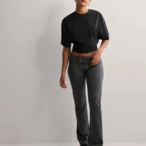 Grå kostym byxor - Kostym byxor från Nelly. Jätte snygga och har ett ganska mjukt material vilket gör dem jätte mysiga.💕 Skriv för flera bilder och pris går att diskutera ☺️(köpta för 350kr)