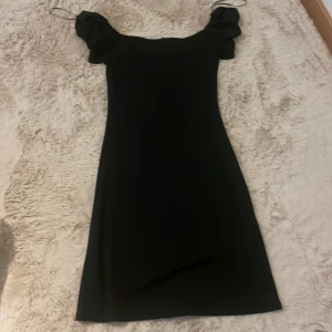 fin klänning från hm - jättefin att ha på sommaren. Storlek XS. Aldrig använt.