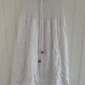 Vit sommarklänning från Kids Star - Fin kläning som även kan användas som kjol. Står ej storlek men jag använde den när jag var yngre som 11-12 åring. Har lite smutts som ej går bort men inte jätte synligt.