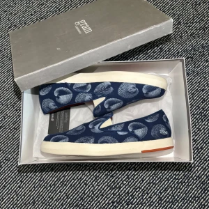 Blå loafers med mönster från Gram - Snygga blå loafers från Gram med coolt vitt snäckmönster och kontrasterande orange innersula. Skorna är i original skick och är limited edition med en unik stil. Fick skorna i present men är tyvärr för stora och det är därför de säljs. 