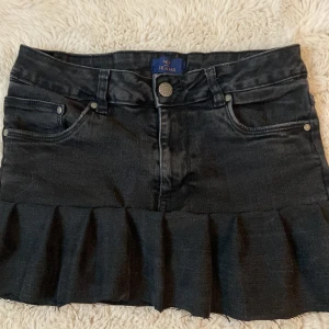 Svart jeanskjol med volang  - Snygg jeanskjol med volanger perfekt nu till sommarn. Kjolen är egensydd så det kan vara anledning en om nån sömn är ojämn eller så.