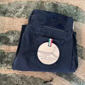 Helt nyaJacob cohen jeans! - Tjena jag säljer nu dessa snygga jacob cohen jeans med tags i storlek w29 jag tänker mig runt 1500 för dessa eftertraktade jeans som nypris är ungefär 5000!