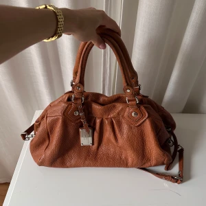 Marc Jacobs väska - Säljer en camel färgad Marc Jacobs Classiq Q leather bag i superfint skick!!<3