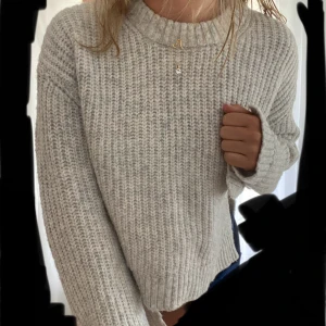 Ljusgrå stickad tröja Gina Tricot - Supermysig ljusgrå stickad tröja från Gina Tricot med grov ribbstickning och rund hals. Tröjan har en loose passform och långa ärmar. 