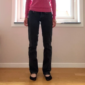 Lågmidjade raka jeans  - Så gulliga lågmidjade jeans i rak passform. Bra skick men eventuellt lite slitna där nere för de är lite för långa på mig. Så himla gullig passform men kommer aldrig till användning för mig. Jag säljer ett par likadana i blått också, kolla gärna in den annonsen också!