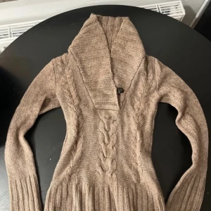 Brun stickad tröja - Säljer en mysig v-ringad stickad tröja med kabelstickat mönster. Tröjan har långa ärmar och är väldigt varm💕