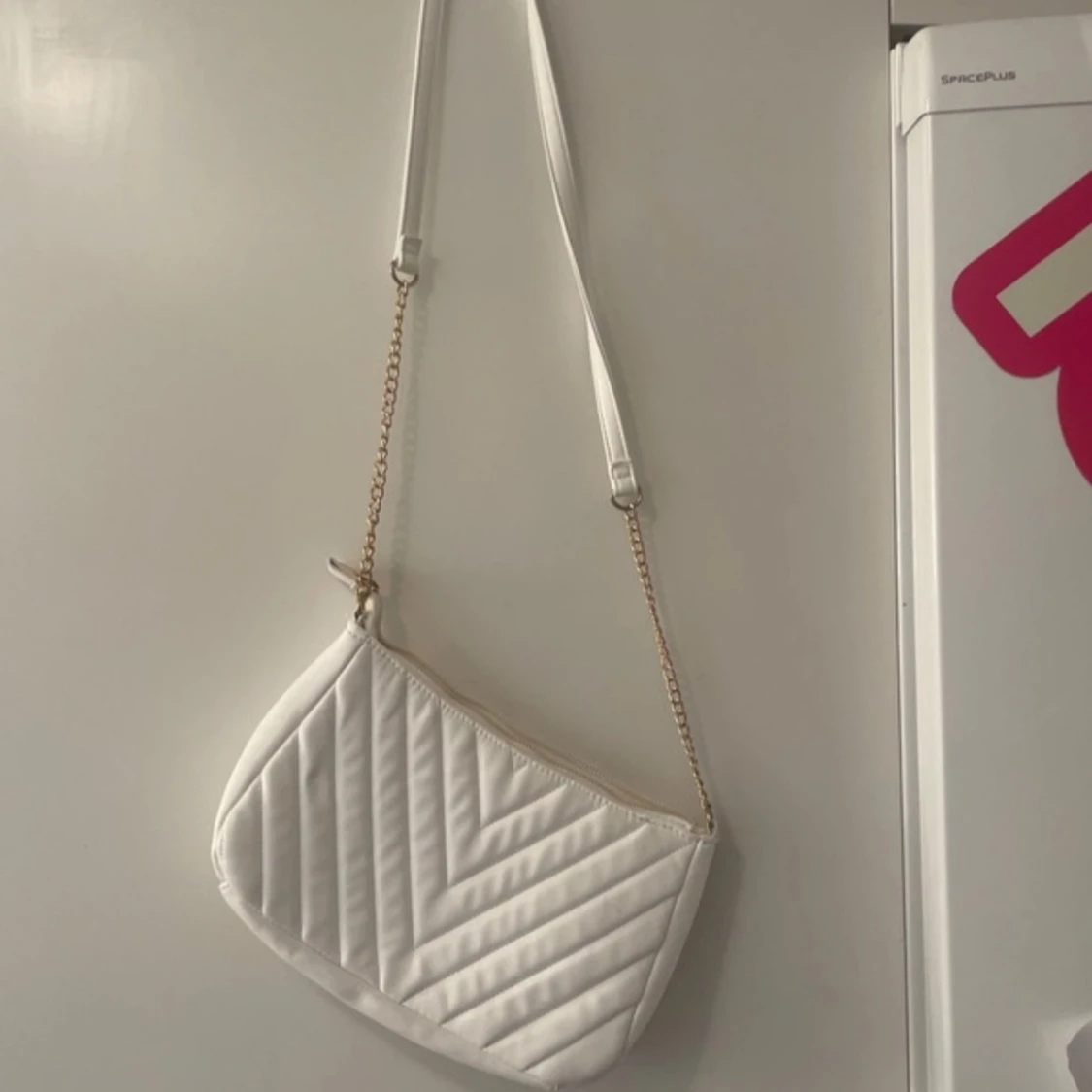 Vit quiltad axelväska