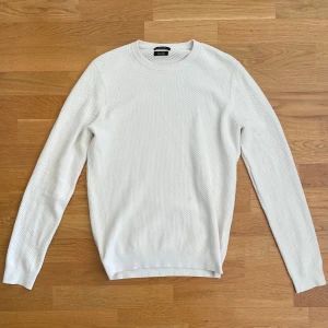 Massimo dutti tröja - Nu säljer jag en as fet massimo dutti tröja. Den är fläckfri och i bra skick. Priset är ej hugget i sten och kan diskuteras vid snabb affär! Vid funderingar är det bara att höra av sig!