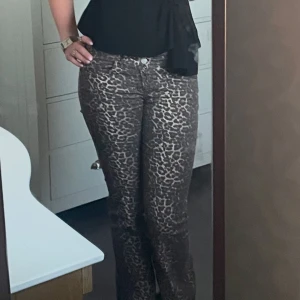 Leopard jeans - Ett par lågmidjade bootcut Leopard jeans från Nelly! Storlek 36, som helt nya knappt använda! Nypris 699kr mitt pris 400