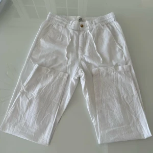 Vita linnebyxor från Skagen Clothing  - Linnebyxor vita från Skagen Clothing. Använd några gånger, men är i bra skick. Nypris 948kr. Pris kan diskuteras vid snabb affär!