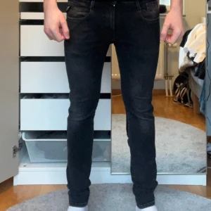 Replay jeans - Säljer dessa Replay jeans då de blivit försmå. Skicket är 9/10 och de är i storlek 29/32. Han på bilden är 180,72 kg och de är lite tajta. Nypris 1899, mitt pris 599