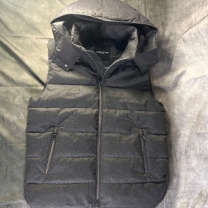 Stenströms liknande väst med luva - Mycket fint skick (nyskick)  | Size M | modell 180 63 kg | Följare får 100 kr rabbat | fraktar spårbart inom 24 timmar med PostNord eller instabox | nypris är 1500 här endast 899