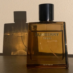 Burberry Hero Eau de Parfum - Säljer en fräsch Burberry parfym som luktar riktigt gott! Det är ungefär 95ml kvar.  Vill egentligen bara sälja parfymen så ge era bud och ställ frågor vid minsta tvekan!