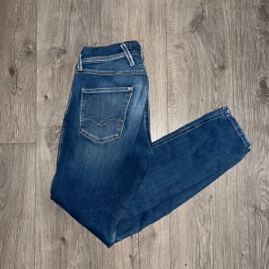 Replay anbass  - Snygga replay anbass med en klassisk femficksdesign och ljusare tvätt på låren. De har en rak passform och är perfekta för en avslappnad stil.