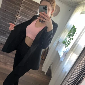 Svart kavaj - Snygg svart kavaj som passar perfekt för en stilren look. Kavajen har en klassisk design med en rak passform och är lätt att matcha med olika outfits. Perfekt för både vardag och festliga tillfällen.