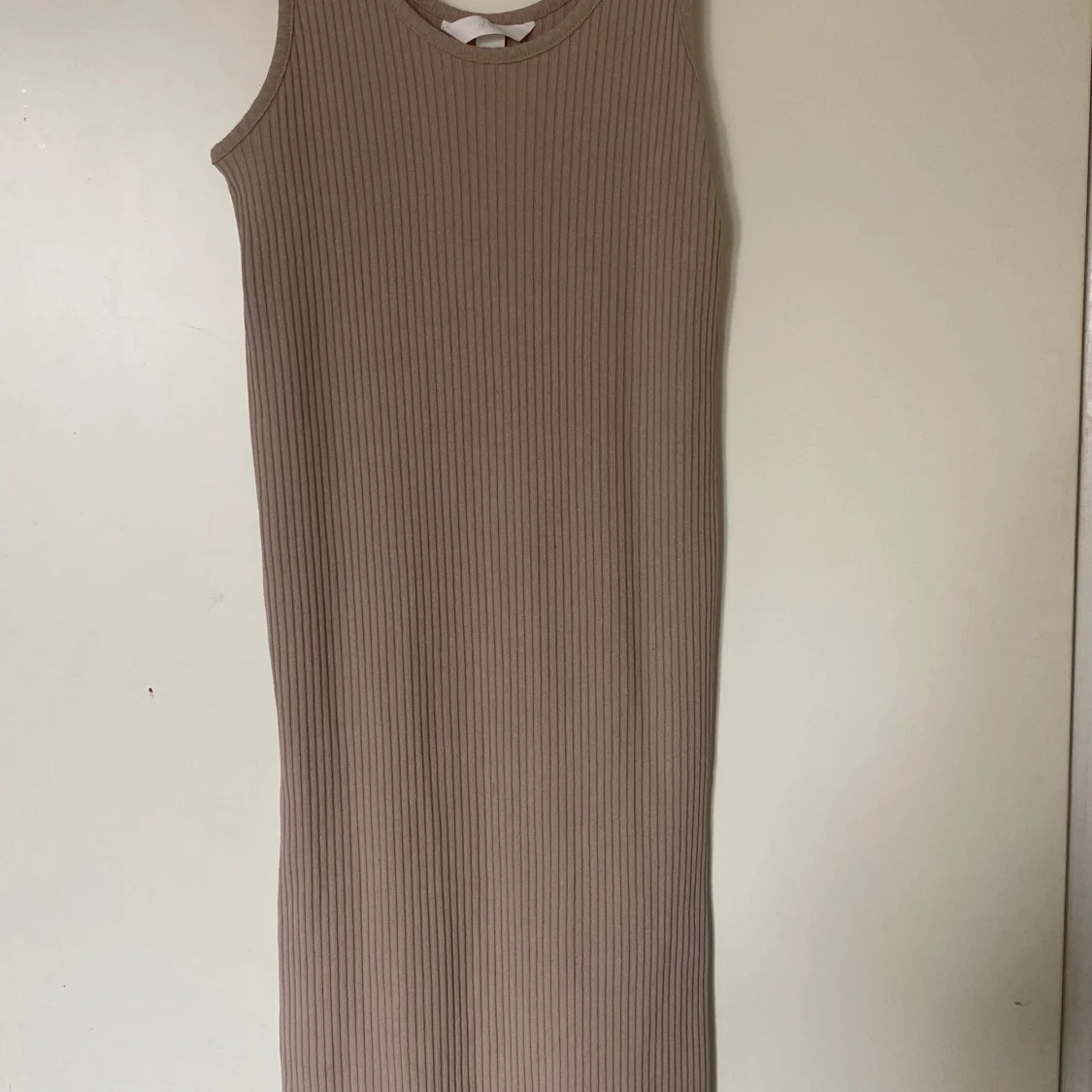 Beige ribbad klänning