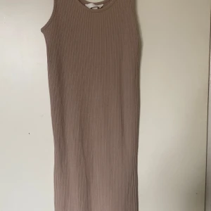 Beige ribbad klänning - Ribbad beige klänning!Aldrig använd prislapp kvar(3 bilden) bara testad på!!Sätter sig jätte fint mot ens figur och framhäver ens former 💕🙌 