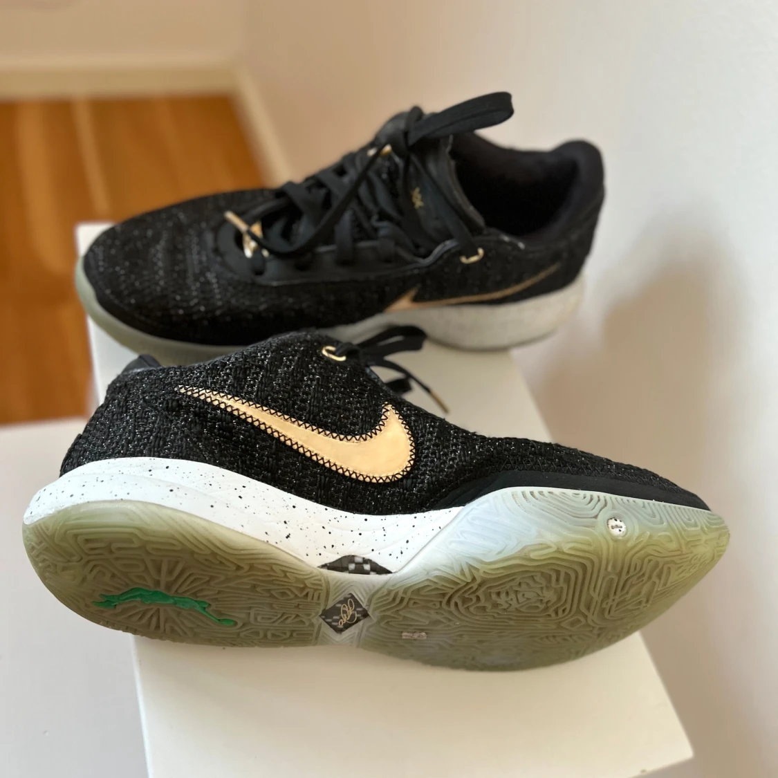 Svarta och guldiga Nike Le Bron XX - 3