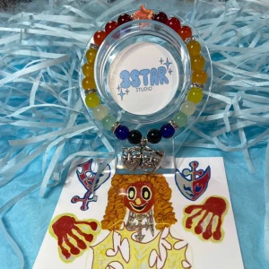 BLADEE - EXETER - armband - ✨1st handgjort armband inspirerat av gtb/sbe album! ✨⭐️ Mått: ca 17cm med elastisk tråd⭐️ 🩵🥳I varje GTB/SBE beställning av armband ingår det albumfoto, slumpmässigt utvalt gtbsbe foto, drain stickers och freebies (godis+klistermärken) SE SISTA BILD FÖR EXEMPEL!🥳🩵
