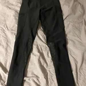 MD ridbyxor - Snygga svarta maya delorez ridbyxor, svart märke. Har ett pytte hål på knät som knappt syns annars superfint skick. Använd ca 10 gånger, säljes pga försmå
