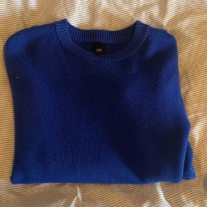 Blå tröja från River Island - Säljer en snygg blå tröja från River Island. För att jag inte gillar färgen på tröjan.