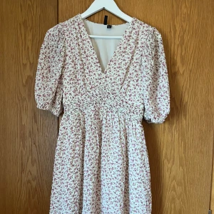 Blommig klänning med v-ringning - Söt sommarklänning från Vero Moda! Superfin och endast använd en gång!!! Perfekt till student mottagningar eller sommardagar!