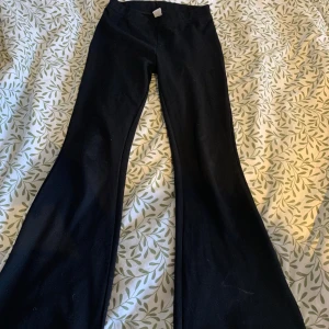 Svarta byxor från Lindex - Snygga svarta byxor från Lindex i storlek 152 för barn. Byxorna är bootcut. Perfekta för både vardag och speciella tillfällen.