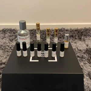 Parfymset med olika dofter - Ett exklusivt parfymset med flera olika dofter i små flaskor. Perfekt för den som vill prova olika parfymer. Köpt från oneboldchemist, och innehåller parfymer som är i princip oanvända. Innehåller 7st 2ml, 1st 50ml, 1st 10ml, 2st 8ml och även en roller parfym. Priset går att diskutera vid snabb affär! 