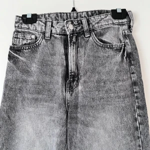 Grå jeans med raka ben - Snygga grå jeans med en klassisk femficksdesign och raka ben. De har en knapp och dragkedja framtill samt hällor för bälte. Perfekta för en avslappnad stil. Använda max 5 gånger. Önskar du veta exakta mått? Tveka inte att höra av dig!