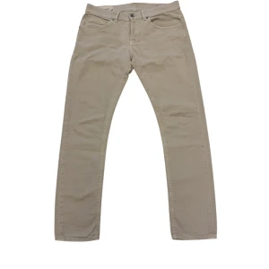 Dondup George - snygga gråa dondup jeans i modellen george. strlk 33 litet hål innuti vänster ficka, går lätt att sy. 