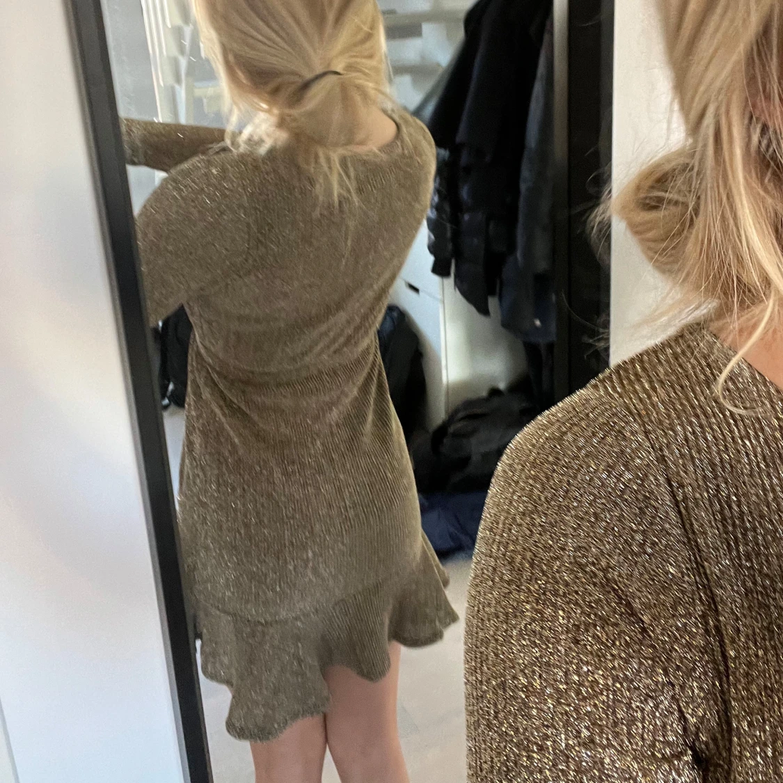 Glittrig klänning med volang - 1