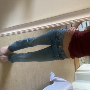 Blå jeans med låg midja - Snygga blå jeans med låg midja. 