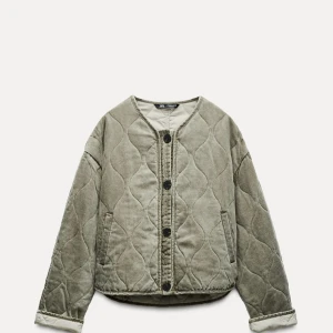 Grön jacka Zara - Säljer denna jättefina gröna jackan från Zara! Superfin och passar perfekt nu till våren🫶🏻💕Är i storlek M men sitter som en S!!!