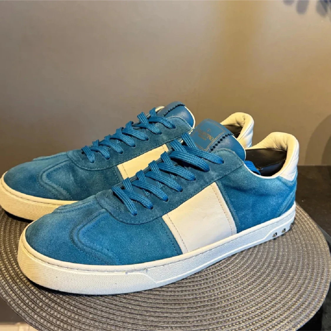 Blå och vita sneakers från Valentino - 1