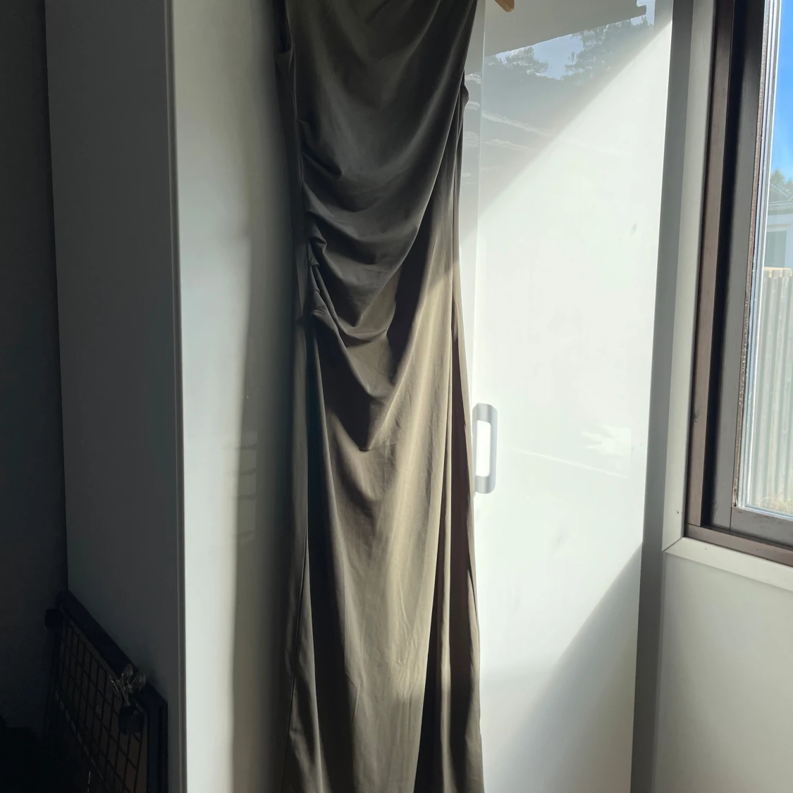 Olivgrön långklänning från Divided