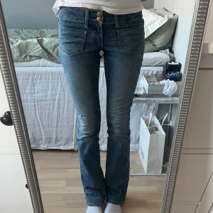jeans med bootcut och låg midja - Snygga blå jeans med bootcut och låg midja. Skulle säga att de är stl S, står 27/32 på lappen